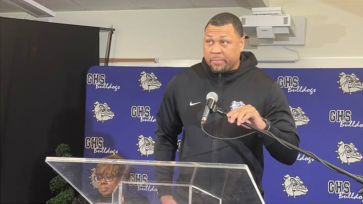 Brandon Roy returns at the Garfield basketball coach.