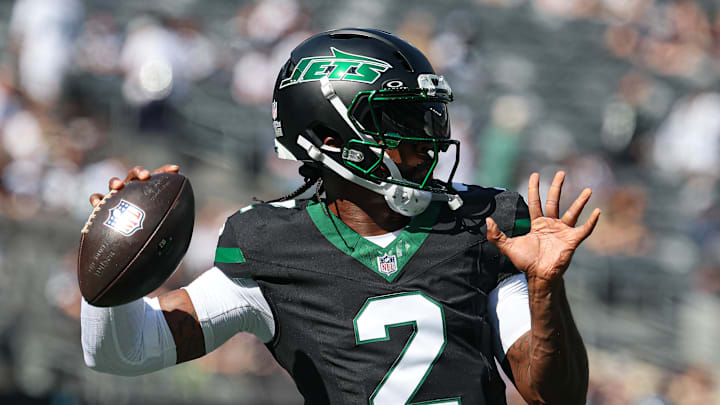 New York Jets quarterback Tyrod Taylor (2) warms up before the game against the Dallas Cowboys at MetLife Stadium. New York Jets quarterback Tyrod Taylor (2) warms up before the game against the Dallas Cowboys at MetLife Stadium.