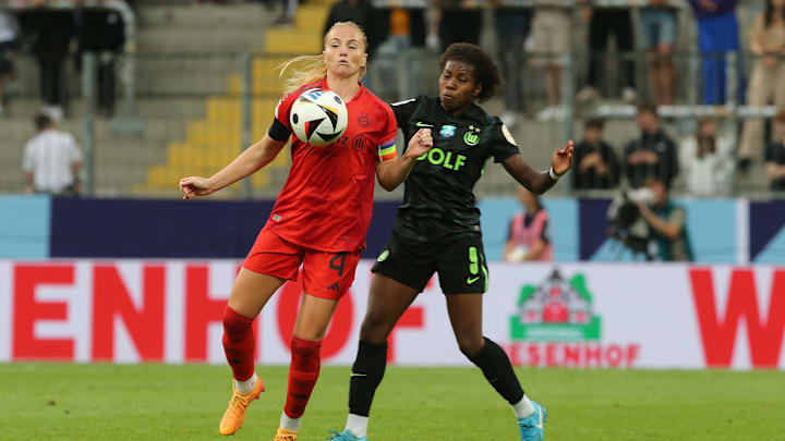 Bayerns Glodis Viggosdottir duelliert sich mit Lineth Beerensteyn