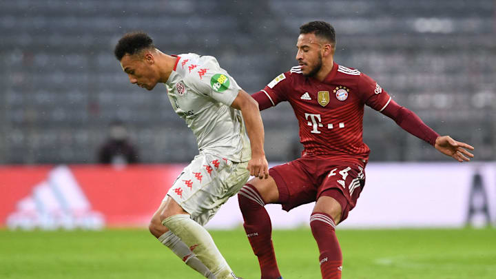 Corentin Tolisso im Zweikampf mit Mainz-Stürmer Karim Onisiwo
