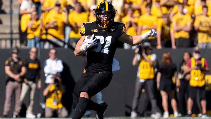 Iowa Hawkeyes tight end DJ Vonnahme (81) runs with the ball during a Big Ten college football game against the Ohio State Buckeyes Oct. 3, 2026 at Kinnick Stadium in Iowa City, Iowa.