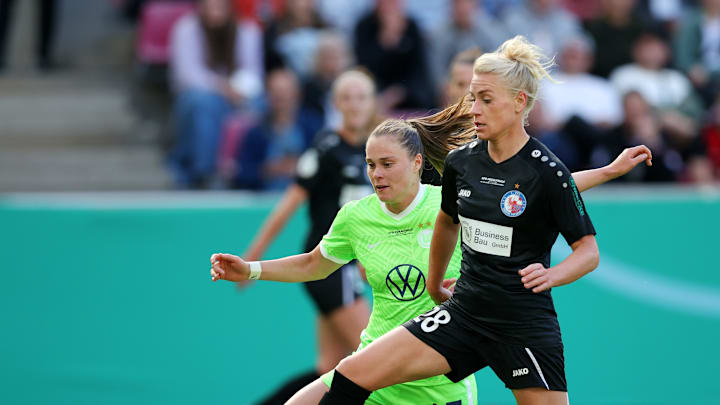 Merle Barth (rechts), hier im Zweikampf mit Wolfsburg Ewa Pajor Merle Barth (rechts), hier im Zweikampf mit Wolfsburg Ewa Pajor