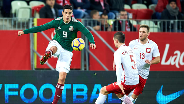 Raúl JIménez controla un balón ante la marca de Krzysztof Maczynski.