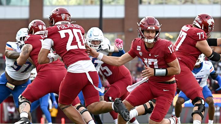 Oct 24, 2026; Pullman, Washington, USA; Washington State Cougars quarterback Owen Eshelman (17) hands off to running back Leo Pulalasi (20) during a game against the Boise State Broncos in the first half at Gesa Field at Martin Stadium. Oct 24, 2026; Pullman, Washington, USA; Washington State Cougars quarterback Owen Eshelman (17) hands off to running back Leo Pulalasi (20) during a game against the Boise State Broncos in the first half at Gesa Field at Martin Stadium.