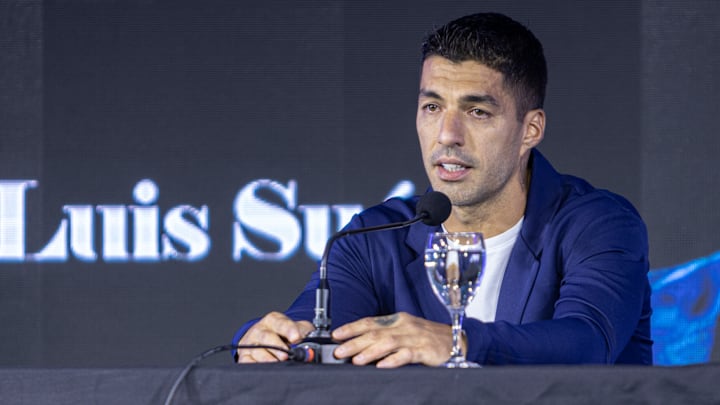 Luis Suárez entre lágrimas, brindando la conferencia de prensa en la que anunció su retiro