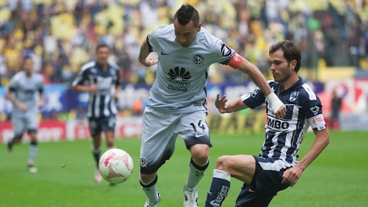 Rubens Sambueza en la pelea de un balón.
