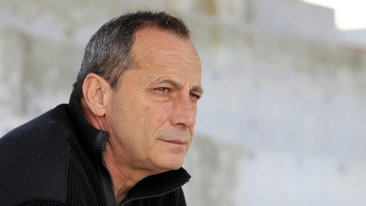 Alain Orsoni tape du poing sur la table.