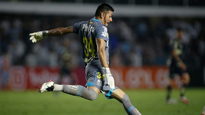 João Paulo deve ser o titular do Santos na partida deste sábado.