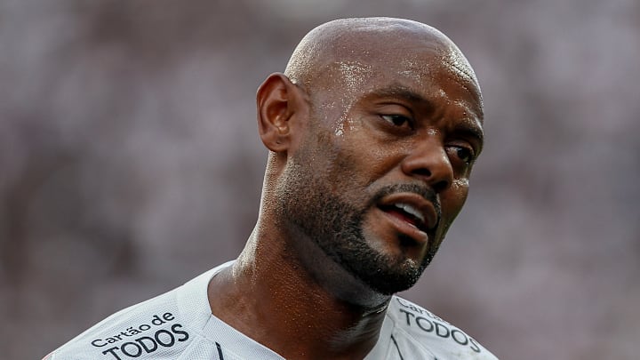 Corinthians foi o último clube que o camisa 9 defendeu no Brasil 