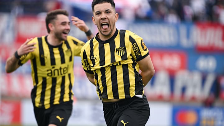 Leonardo Fernández, destaque do Peñarol, marcou diante do Nacional-URU em final do Torneio Intermediário Leonardo Fernández, destaque do Peñarol, marcou diante do Nacional-URU em final do Torneio Intermediário