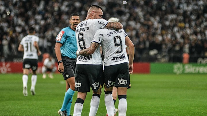 Corinthians goleou o Atlético-GO por 4 a 1 na Neo Química Arena Corinthians goleou o Atlético-GO por 4 a 1 na Neo Química Arena
