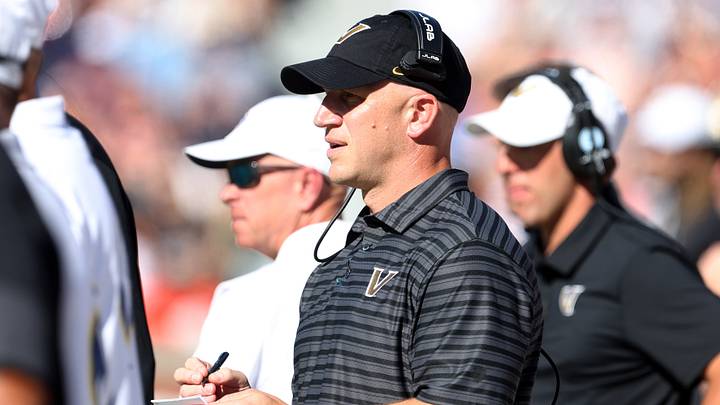 Sep 26, 2026; Auburn, Alabama, USA; Vanderbilt Commodores head coach Clark Lea watches his team during the first quarter against the Auburn Tigers at Jordan-Hare Stadium. Mandatory Credit: John Reed-Imagn Images Sep 26, 2026; Auburn, Alabama, USA; Vanderbilt Commodores head coach Clark Lea watches his team during the first quarter against the Auburn Tigers at Jordan-Hare Stadium. Mandatory Credit: John Reed-Imagn Images