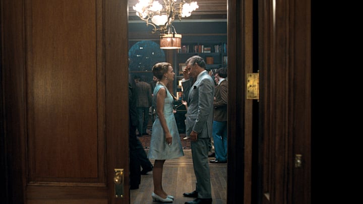 Maestro. (L to R) Carey Mulligan as Felicia Montealegre and Bradley Cooper as Leonard Bernstein (Director/Writer/Producer) in Maestro. Cr. Courtesy of Netflix © 2023.