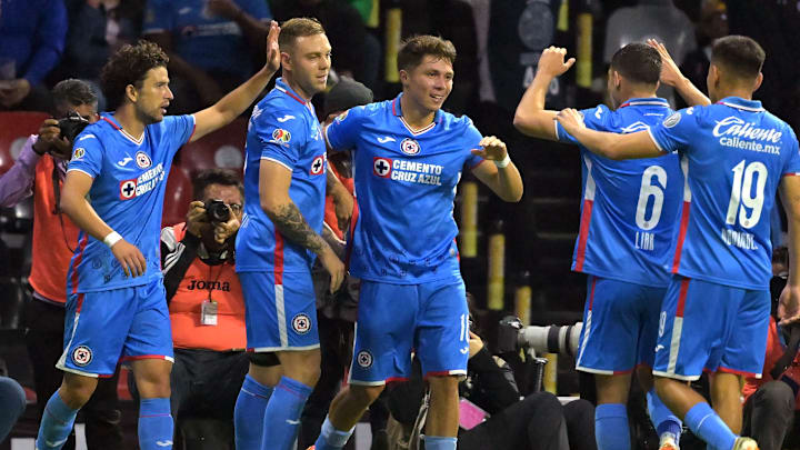 Jugadores de Cruz Azul celebran un gol.