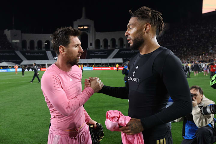 ลิโอเนล เมสซี (ซ้าย) เคียงข้างเดนิส บัวงกา ลิโอเนล เมสซี (ซ้าย) เคียงข้างเดนิส บัวงกา