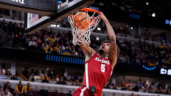 Alabama forward Amari Allen (5) dunks against Michigan during the first half of NCAA Tournament Sweet 16 round at United Center in Chicago on Friday, March 27, 2026.
