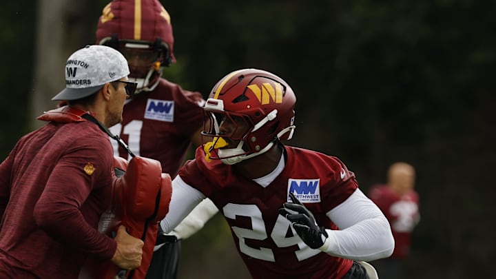Washington Commanders outside linebacker Von Miller participates in a drill with coach Ryan Kerrigan.