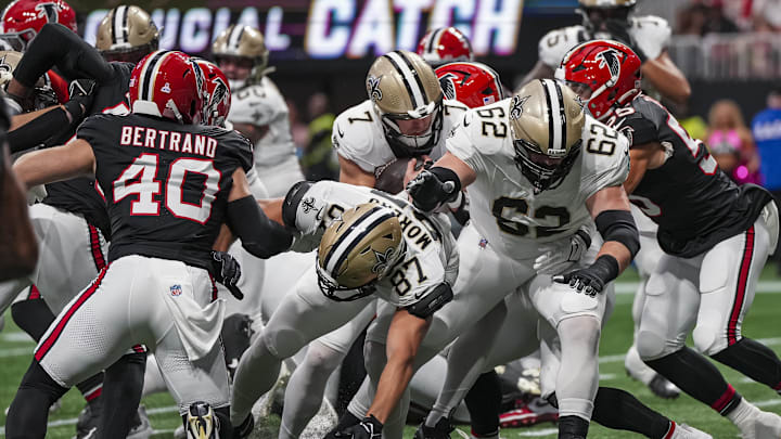 Sep 29, 2024; Atlanta, Georgia, USA; New Orleans Saints tight end Taysom Hill (7) breaks tackles to score a touchdown against the Atlanta Falcons during the first quarter at Mercedes-Benz Stadium. Mandatory Credit: Dale Zanine-Imagn Images