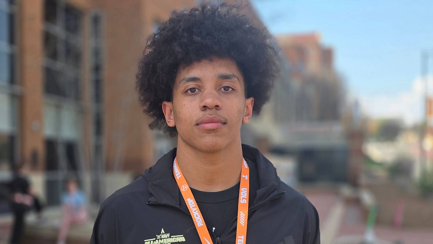 Tennessee Football Running Back Target Commits to Rival School