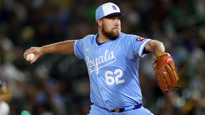 Sep 27, 2025; West Sacramento, California, USA; Kansas City Royals pitcher Jonathan Bowlan (62) throws a pitch against the Athletics during the eighth inning at Sutter Health Park. Mandatory Credit: Dennis Lee-Imagn Images Sep 27, 2025; West Sacramento, California, USA; Kansas City Royals pitcher Jonathan Bowlan (62) throws a pitch against the Athletics during the eighth inning at Sutter Health Park. Mandatory Credit: Dennis Lee-Imagn Images
