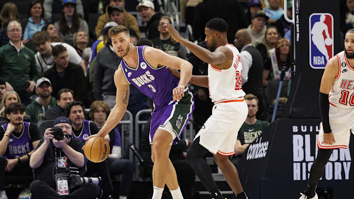 Feb 24, 2023; Milwaukee, Wisconsin, USA; Milwaukee Bucks center Meyers Leonard (3) looks to pass the ball during the fourth quarter against the Miami Heat at Fiserv Forum. Mandatory Credit: Jeff Hanisch-Imagn Images Feb 24, 2023; Milwaukee, Wisconsin, USA; Milwaukee Bucks center Meyers Leonard (3) looks to pass the ball during the fourth quarter against the Miami Heat at Fiserv Forum. Mandatory Credit: Jeff Hanisch-Imagn Images