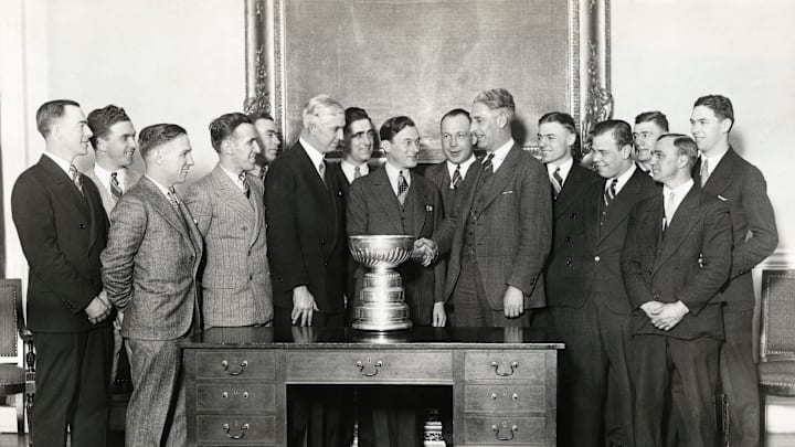 Mayor Jimmy Walker Presents Hockey Trophy to Team