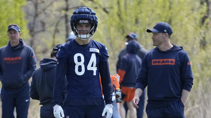 May 10, 2025; Lake Forest, IL, USA; Chicago Bears head coach Ben Johnson talks with tight end (84)  Colston Loveland during Rookie Minicamp at Halas Hall. Mandatory Credit: David Banks-Imagn Images
