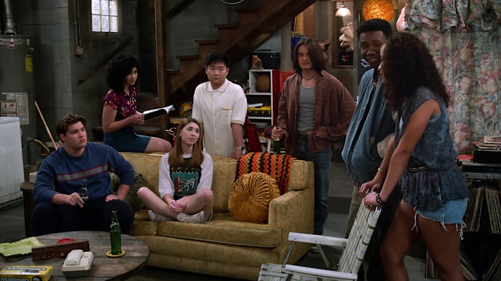 That '90s Show. (L to R) Max Donovan as Nate, Sam Morelos as Nikki, Callie Haverda as Leia, Reyn Doi as Ozzie, Mace Coronel as Jay, Niles Fitch as Cole, Ashley Aufderheide as Gwen in episode 204 of That '90s Show. Cr. Courtesy of Netflix © 2024