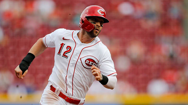 Cincinnati Reds right fielder Tyler Naquin (12) advances to third.