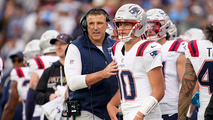 New England Patriots coach Mike Vrabel talks to quarterback Drake Maye (10) during the second quarter at Nissan Stadium in Nashville, Tenn., Sunday, Oct. 19, 2025.