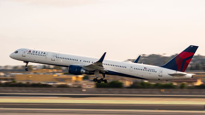 Delta Airlines Departs San Diego International Airport