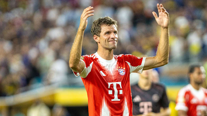 Immerhin rot-weiß: Thomas Müller im neuen Bayern-Trikot, das für viel Kritik sorgt. 