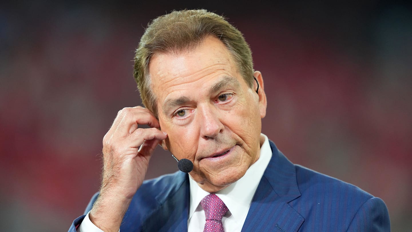 Nick Saban makes heartwarming gesture to Lee Corso before CFP national championship