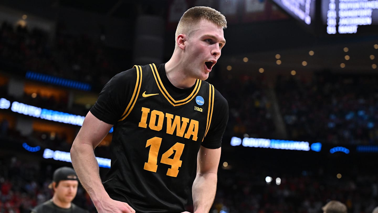 First Look at Illinois Basketball's Elite Eight Opponent: Iowa Hawkeyes