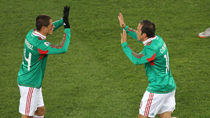 Mexico's striker Cuauhtemoc Blanco (R) c