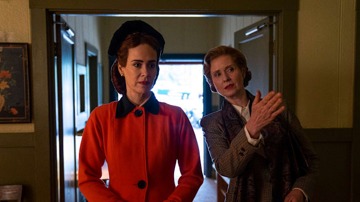 RATCHED (L to R) SARAH PAULSON as MILDRED RATCHED and CYNTHIA NIXON as GWENDOLYN BRIGGS in episode 102 of RATCHED Cr. SAEED ADYANI/NETFLIX © 2020