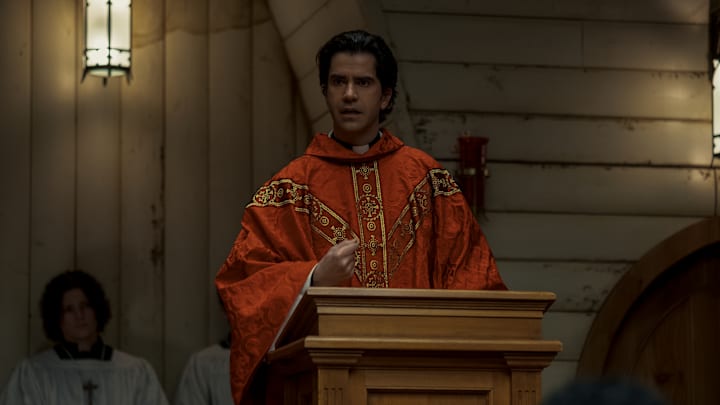 MIDNIGHT MASS (L to R) LOUIS MOFFAT as OOKER and HAMISH LINKLATER as FATHER PAUL in episode 105 of MIDNIGHT MASS Cr. EIKE SCHROTER/NETFLIX © 2021 MIDNIGHT MASS (L to R) LOUIS MOFFAT as OOKER and HAMISH LINKLATER as FATHER PAUL in episode 105 of MIDNIGHT MASS Cr. EIKE SCHROTER/NETFLIX © 2021