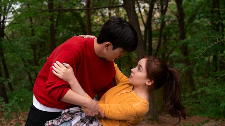 XO, Kitty. (L to R) Choi Min-yeong as Dae, Anna Cathcart as Kitty Song Covey in episode 104 of XO, Kitty. Cr. Park Young-Sol/Netflix © 2023