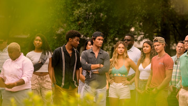 Outer Banks. (L to R) Carlacia Grant as Cleo, Jonathan Daviss as Pope, Chase Stokes as John B, Madelyn Cline as Sarah Cameron, Madison Bailey as Kiara, Rudy Pankow as JJ in episode 401 of Outer Banks. Cr. Jackson Lee Davis/Netflix © 2024