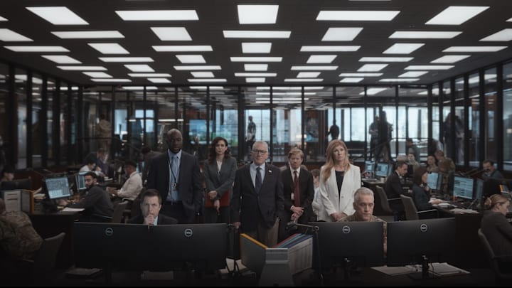 ZERO DAY. (L to R) McKinley Belcher III as Carl Otieno, Mozhan Navabi as Melissa Kornblau, Robert De Niro as George Mullen, Jesse Plemons as Roger Carlson and Connie Britton as Valerie Whitesell in Episode 102 of Zero Day. Cr. Courtesy of Netflix © 2024
