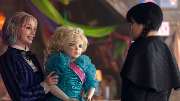Wednesday. (L to R) Emma Myers as Enid Sinclair, Jenna Ortega as Wednesday in episode 201 of Wednesday. Cr. Jonathan Hession/Netflix © 2025