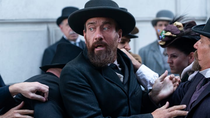 Death By Lightning. Mathew Macfadyen as Charles Guiteau in episode 104 of Death By Lightning. Cr. Larry Horricks/Netflix © 2024 Death By Lightning. Mathew Macfadyen as Charles Guiteau in episode 104 of Death By Lightning. Cr. Larry Horricks/Netflix © 2024