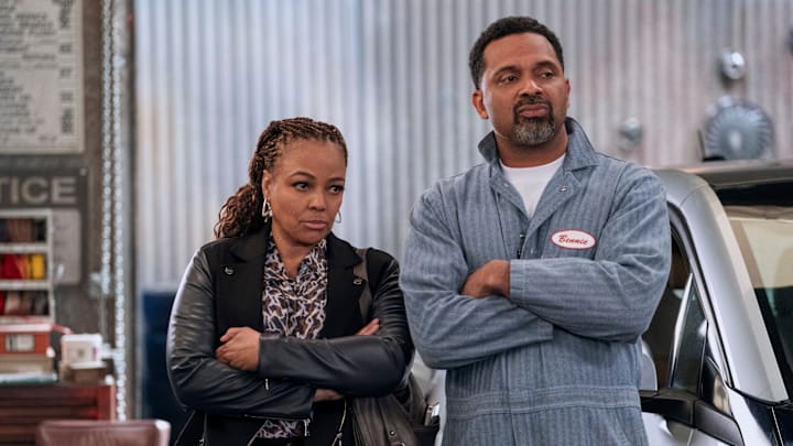 The Upshaws. (L to R) Kim Fields as Regina, Mike Epps as Bennie in episode 506 of The Upshaws. Cr. Lisa Rose/Netflix © 2024