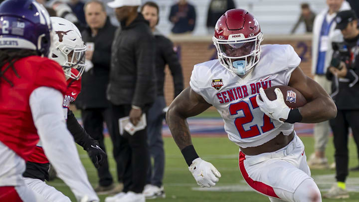 Jan 28, 2026; Mobile, AL, USA; American Team running back Mike Washington Jr. (27) of Arkansas runs the ball during American Senior Bowl practice at Hancock Whitney Stadium. Mandatory Credit: Vasha Hunt-Imagn Images Jan 28, 2026; Mobile, AL, USA; American Team running back Mike Washington Jr. (27) of Arkansas runs the ball during American Senior Bowl practice at Hancock Whitney Stadium. Mandatory Credit: Vasha Hunt-Imagn Images