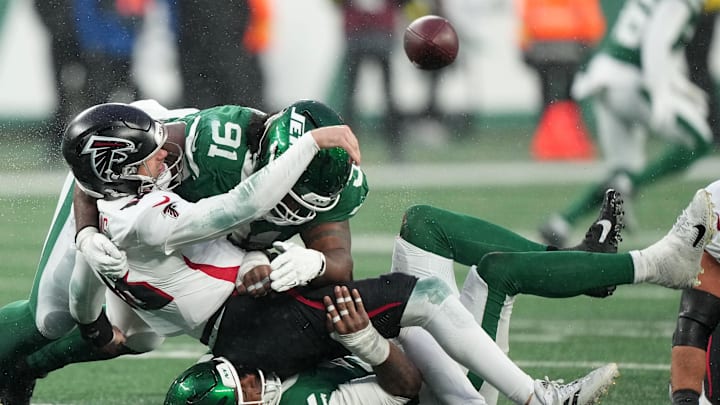 Nov 30, 2025; East Rutherford, New Jersey, USA; New York Jets defensive tackle Jowon Briggs (91) pressures Atlanta Falcons quarterback Kirk Cousins (18) during the second half at MetLife Stadium. Mandatory Credit: Robert Deutsch-Imagn Images