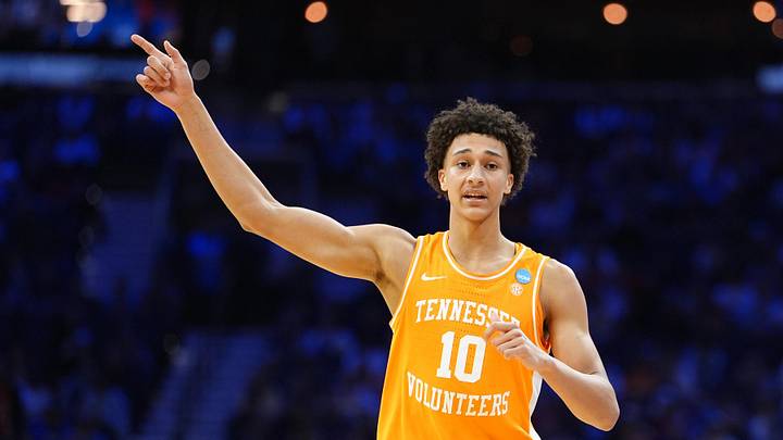 Tennessee Volunteers forward Nate Ament (10)