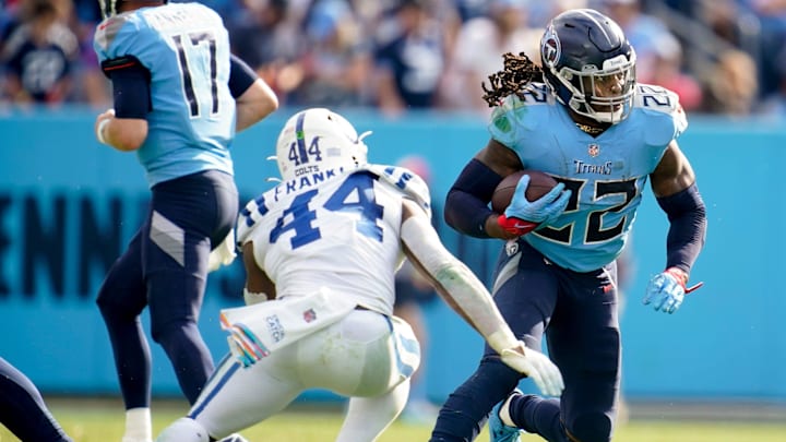 Tennessee Titans running back Derrick Henry (22) runs the ball past Indianapolis Colts linebacker