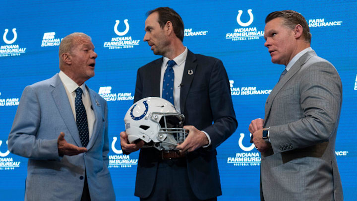 Shane Steichen, center, talks with Colts Owner and CEO Jim Irsay, left, and General Manager Chris