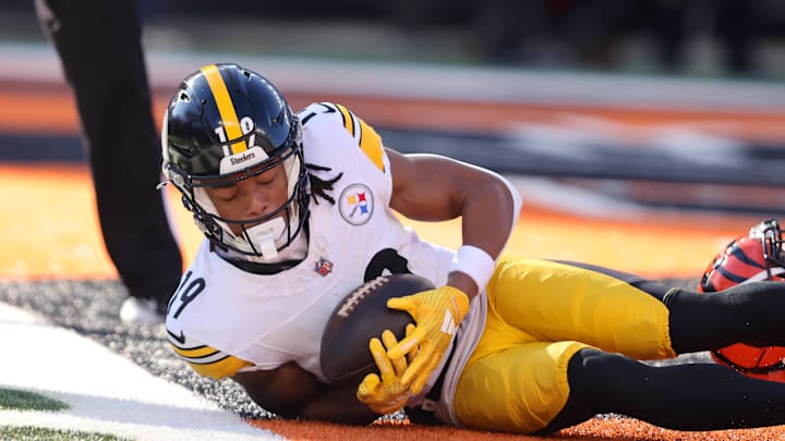Dec 1, 2024; Cincinnati, Ohio, USA;  Pittsburgh Steelers wide receiver Calvin Austin III (19) catches the touchdown  pass as Cincinnati Bengals cornerback Mike Hilton (21) defends during the first quarter at Paycor Stadium. Mandatory Credit: Joseph Maiorana-Imagn Images