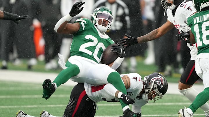Nov 30, 2025; East Rutherford, New Jersey, USA; Atlanta Falcons safety Jessie Bates III (3) tackles New York Jets running back Breece Hall (20) during the first half at MetLife Stadium. Mandatory Credit: Robert Deutsch-Imagn Images Nov 30, 2025; East Rutherford, New Jersey, USA; Atlanta Falcons safety Jessie Bates III (3) tackles New York Jets running back Breece Hall (20) during the first half at MetLife Stadium. Mandatory Credit: Robert Deutsch-Imagn Images